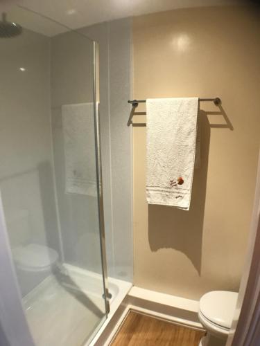 Bilik mandi di Formby Guest House