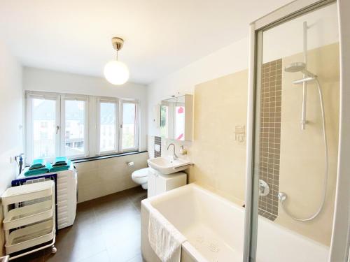 uma casa de banho com uma banheira, um WC e um lavatório. em Fuchsbau unterm Krönchen em Siegen