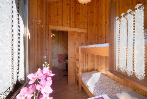 a room with two bunk beds in a cabin at Casa Rododendro in Barzio