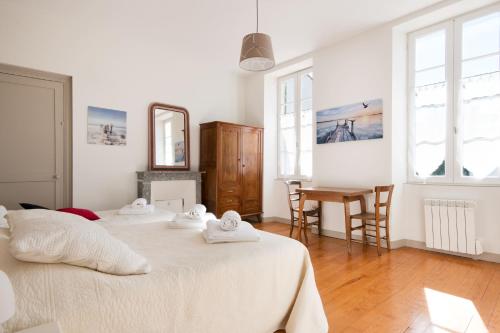 サン・マルタン・ド・レにあるMaison Santolineの白い部屋(ベッド2台、テーブル付)