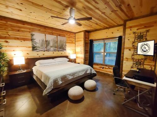um quarto com uma cama num chalé de madeira em Fishers of Zen - Broken Bow Vacation Cabin em Broken Bow