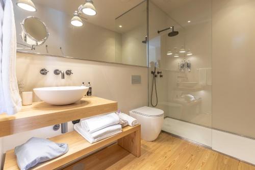 Un baño con lavabo, inodoro y ducha. en Quinta da Casa Amarela- Casas da Quinta - Turismo em Espaço Rural, en Lamego