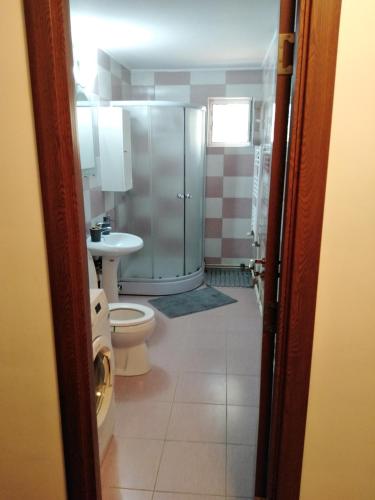 Bilik mandi di Garsoniera REBECCA
