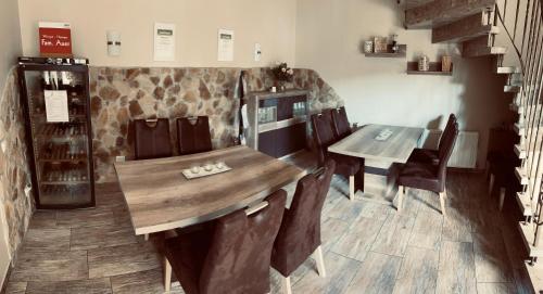 jadalnia z drewnianym stołem i krzesłami w obiekcie Gästehaus Auer Fritzi w mieście Jois