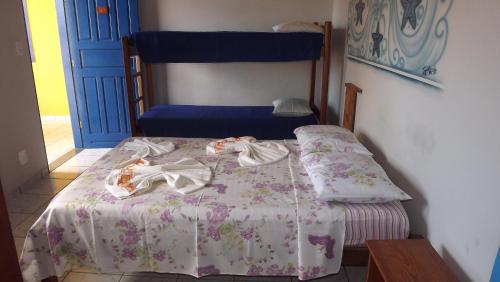 Una cama o camas en una habitación de Pousada Crystal