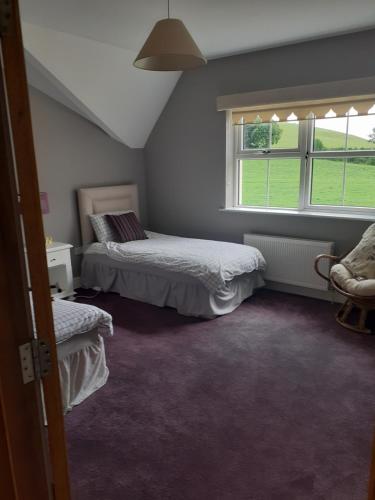 מיטה או מיטות בחדר ב-Single or Twin Room in Lovely Country Residence
