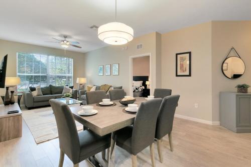 A restaurant or other place to eat at Beautiful 3 bed Condo in Windsor Hills