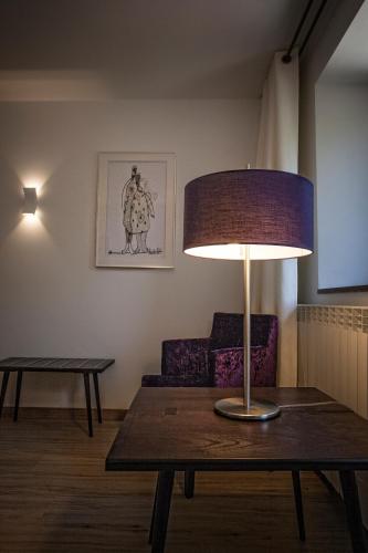 a lamp on a table in a living room at Hotel Pura Vida in Valgañón