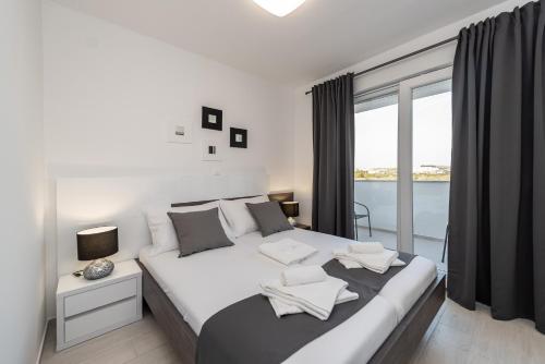Apartments & Rooms Pool Villas Maris B