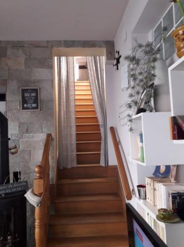 - un escalier dans une chambre avec un escalier dans l'établissement Villa la clémente, à Menton