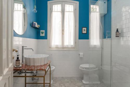 y baño con bañera, lavabo y aseo. en B&B Villa Ebe en SantʼArcangelo di Romagna