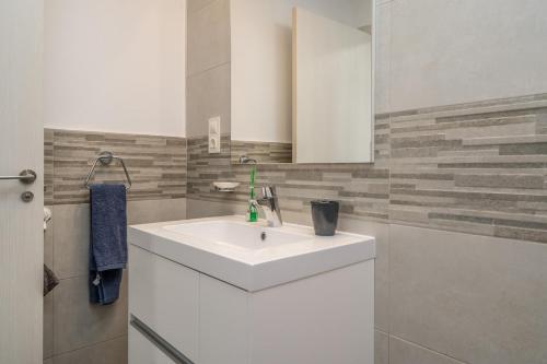 La salle de bains est pourvue d'un lavabo blanc et d'un miroir. dans l'établissement Mamey, à San Juan de los Terreros