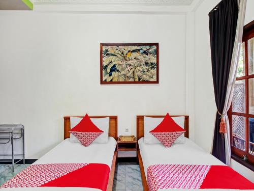 Voodi või voodid majutusasutuse SUPER OYO 90672 ADHYA GUEST HOUSE LOMBOK toas