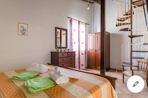 メンフィにあるCasa Vacanza Relaxのベッドルーム1室(ベッド1台、タオル2枚付)