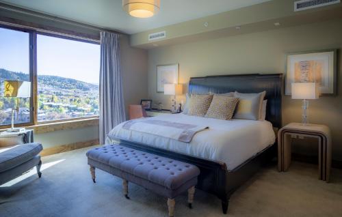 Ένα ή περισσότερα κρεβάτια σε δωμάτιο στο Edgemont 2704 - Luxury Ski-in Ski-out Condo