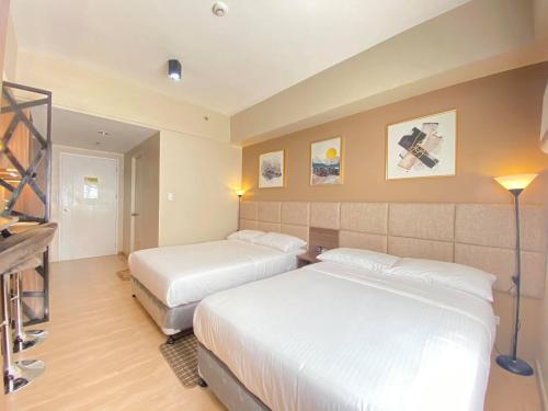 um quarto de hotel com duas camas num quarto em Twin Bed Unit- MIGAs Haven at Sunvida Tower em Cebu