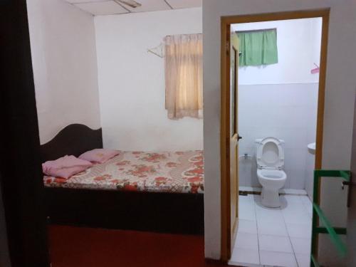 - une petite salle de bains avec un lit et des toilettes dans l'établissement Fort Sea View Hotel, à Matara