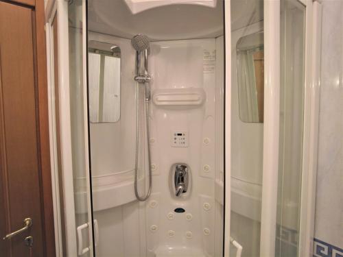 ein Bad mit Dusche in einem Zug in der Unterkunft Gardoce's Guest House in Rom