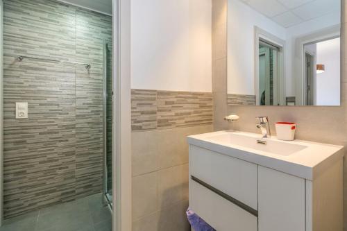La salle de bains est pourvue d'un lavabo et d'une douche. dans l'établissement Verde, à San Juan de los Terreros