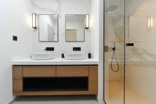 A bathroom at Domaine de la Galinière