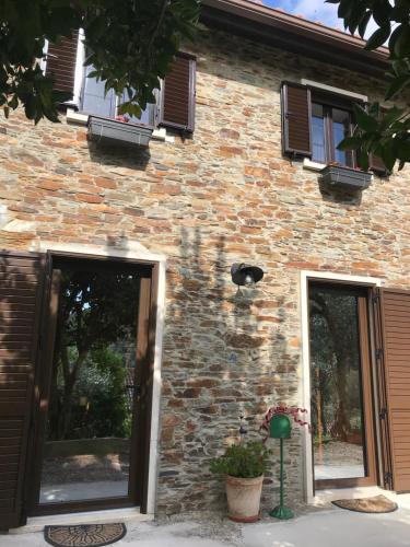 a brick building with two windows and a door at Casa da Travessa do Casal in Alqueve