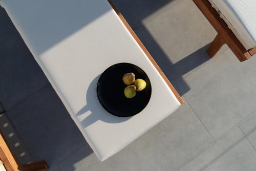 un bol noir de nourriture sur une table dans l'établissement Zen Luxury Villas & Suites, By ThinkVilla, à Chersónissos