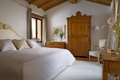 a bedroom with a bed and a desk and a window at Il Relais dell'Abbazia in Verona