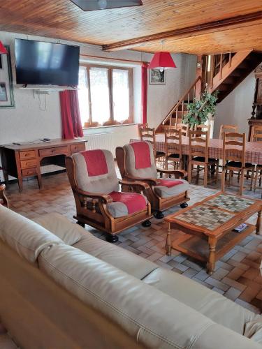 un salon avec un canapé, des chaises et une table dans l'établissement grand gite, à Cier-de-Luchon