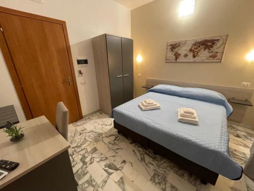 ein Schlafzimmer mit einem Bett mit zwei Handtüchern darauf in der Unterkunft B&B CENTRALE in Gela