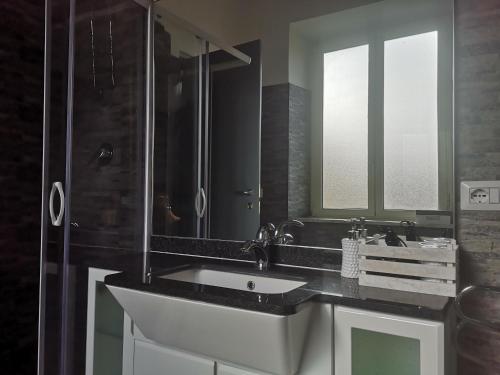 een badkamer met een wastafel en een spiegel bij CASADEI24 in Guidonia