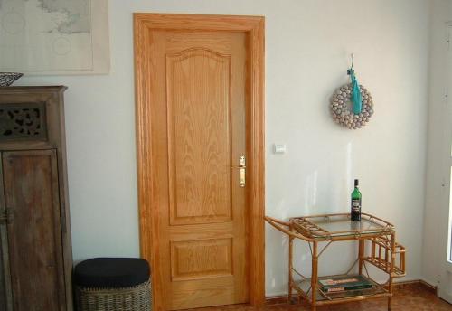 - une porte en bois dans une chambre avec une bouteille sur une table dans l'établissement Beach House in Puntas de Calnegre, à Mazarrón