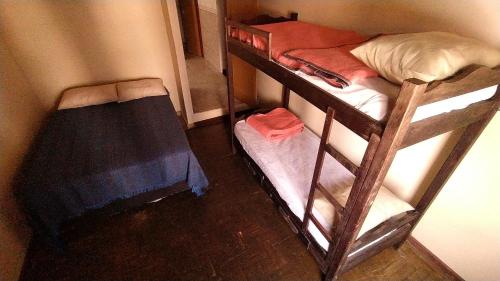 two bunk beds in a corner of a room at Oro Hospedaria in Ouro Preto