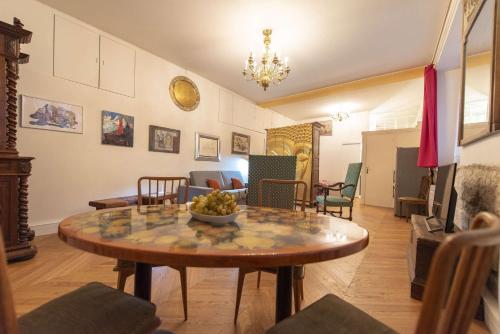 un salon avec une table avec un bol de fruits dessus dans l'établissement Bric Broc, à Paris