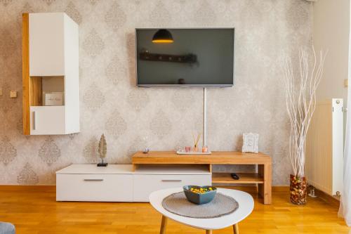 een woonkamer met een tv aan de muur bij BRAND NEW - SelfCheckIns 24 - Zagreb - Garage - Loggia - New - Luxury in Zagreb