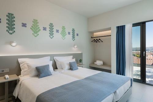 1 dormitorio con cama grande y ventana grande en Arkadi Hotel, en La Canea