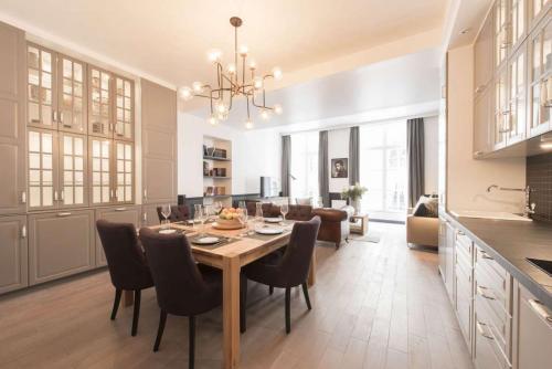 una cucina e una sala da pranzo con tavolo e sedie di Rue Charlot Le Marais a Parigi