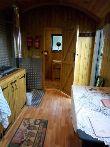 Pokój z łóżkiem i drewnianą podłogą w obiekcie Lower Haven Shepherds Hut w mieście Bath