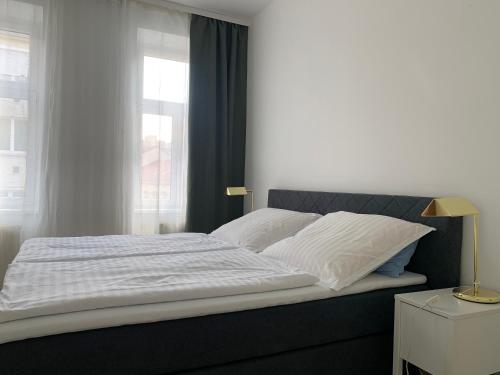 ウィーンにあるTada Apartmentのベッドルーム1室(大型ベッド1台、窓付)