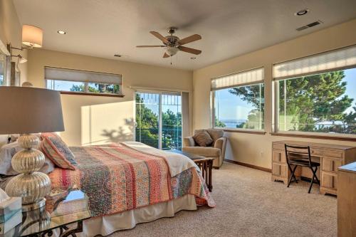 Crescent City Getaway with Panoramic Ocean Views! في كريسنت سيتي: غرفة نوم بسرير وكرسي ونوافذ