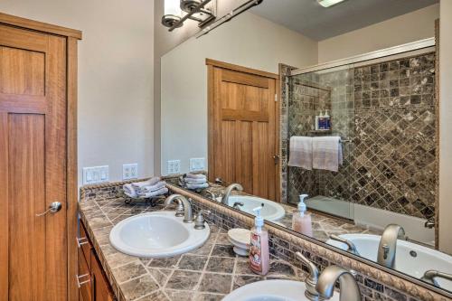 baño con 2 lavabos y espejo grande en Crescent City Getaway with Panoramic Ocean Views!, en Crescent City