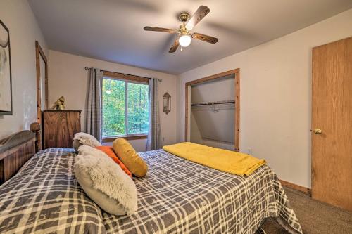 En eller flere senge i et værelse på Secluded Ranch House with Barn on 25 Acres!