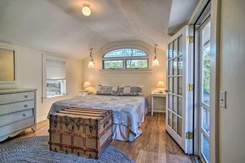 1 dormitorio con cama y ventana en Charming MV Cottage Walk to Dtwn Oak Bluffs!, en Oak Bluffs