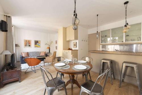 une cuisine et une salle à manger avec une table et des chaises dans l'établissement Cada Vez, à Paris