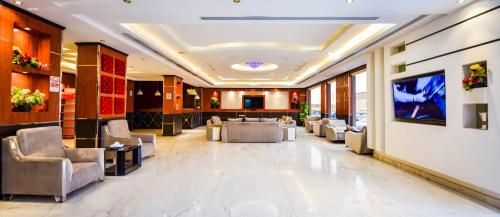 una hall di un hotel con sedie e tavolo di Darina Serviced Apartments a Riyad