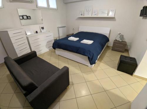sypialnia z łóżkiem i kanapą w obiekcie Large house 3 floors City 'n sea w mieście Vitinia
