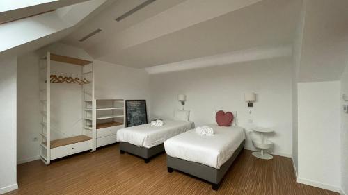 アヴェイロにあるCasa do Rossio by Home Sweet Home Aveiroのベッドルーム1室(ベッド2台、クローゼット付)