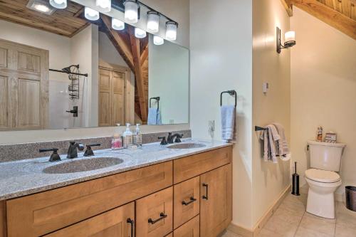ein Badezimmer mit zwei Waschbecken und einem großen Spiegel in der Unterkunft Spacious and Secluded Forksville Home Fire Pit in Forksville