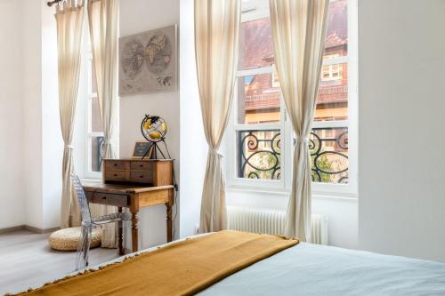 une chambre avec un lit, un bureau et une fenêtre dans l'établissement Travel Homes - The Invitation, Ideal Little Venice, à Colmar