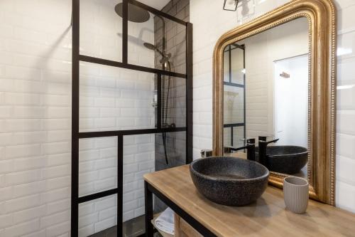 une salle de bain avec deux lavabos et un miroir dans l'établissement Travel Homes - The Invitation, Ideal Little Venice, à Colmar