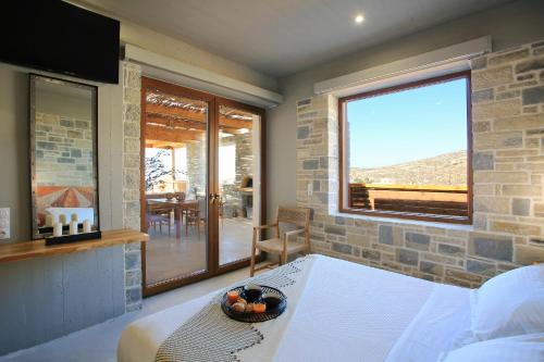 une chambre avec un lit avec un bol de fruits dessus dans l'établissement Phaestias Terra Villas, à Kalamaki